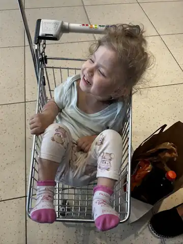 Stella v nákupním vozíku