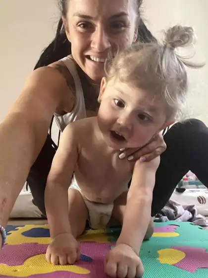 Stella při cvičení s maminkou